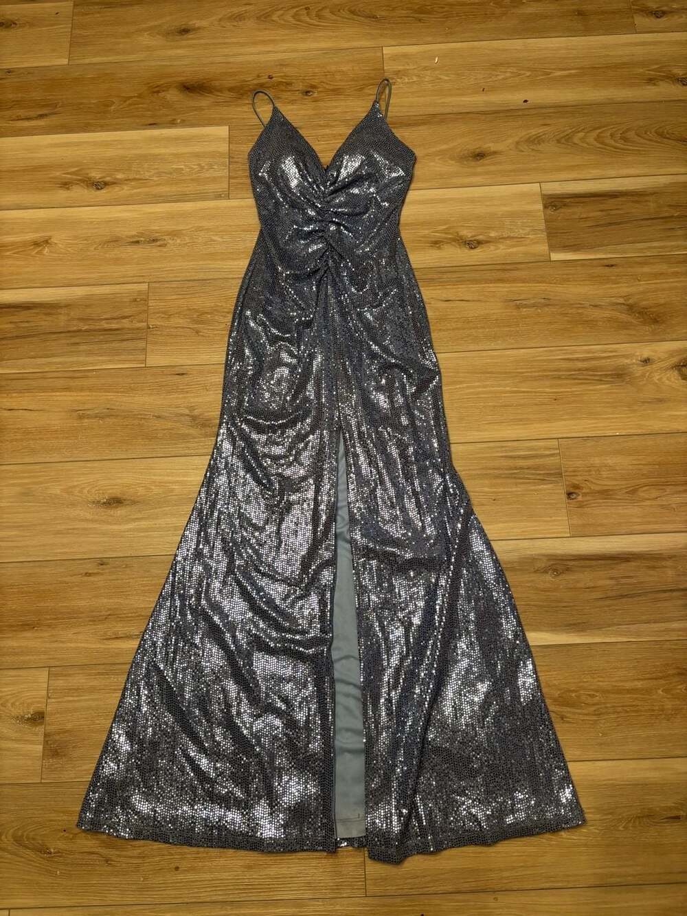 Camille La Vie Silver Metallic Sequin Ruched V-Neck Slit Gown Dress Size 0